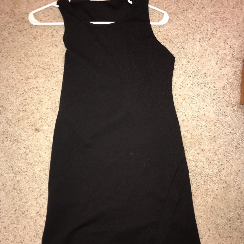 Black sleeveless dress